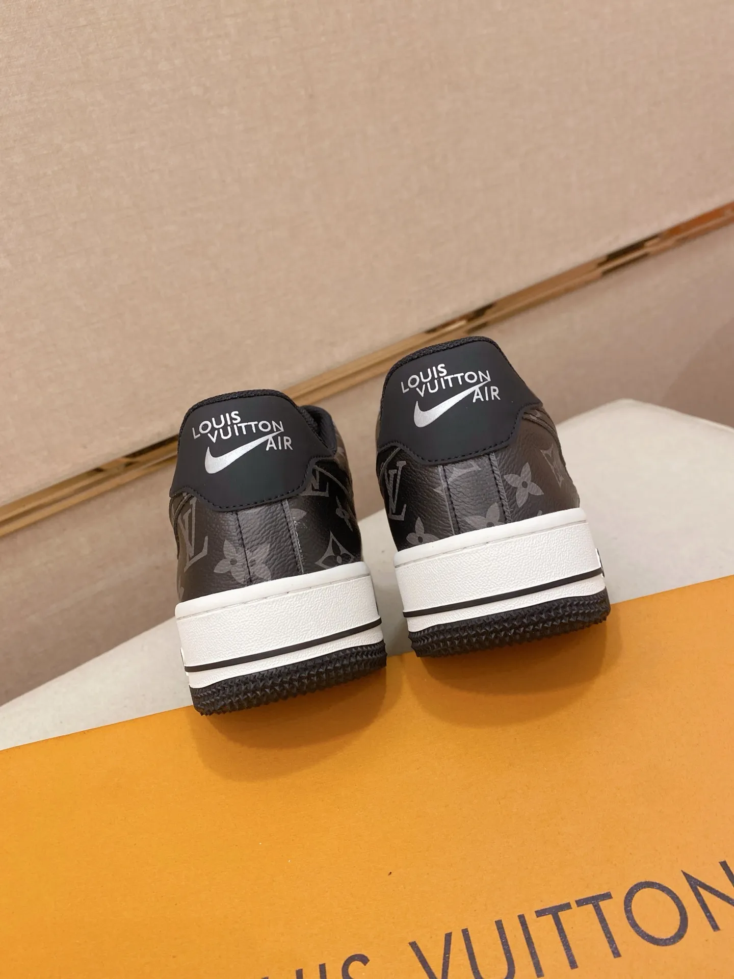 Men's shoes💰 440💰Louis Vuitton (Louis Vuitton/LV) top 🔍🔍 new models are on sale at the same time, the upper 🇮🇹 imported Italian first-layer cowhide, fully imported mesh breathable lining 💪💪, completely 1⃣️compared 1⃣️Reproduction🇮🇹💪💪, ⚠Sole: The original sole is specially provided by the original factory, the exclusive movable molded sole is super comfortable, ⚠Original factory follow-up goods, 🔍🔍high quality, you can enter and leave the counter at will, welcome to compare⚠. Code number: 38-44. Can be customized for 45 non-refundable!